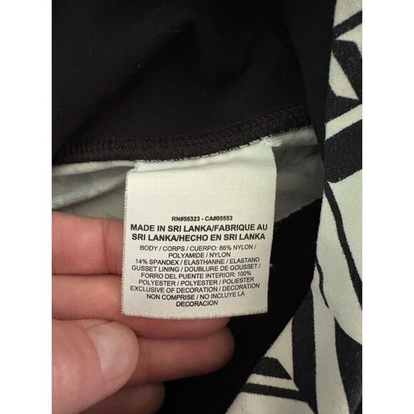 Nike Dri-Fit Black and White Zig Zag Printed Capri Leggings Size Medium - Picture 5 of 13